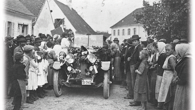 Fotografija: Apaški Nemci 5. avgusta 1920 pozdravljajo razmejitveno komisijo. FOTO: Deželni arhiv avstrijske Radgone (Stadtarchiv Bad Radkersburg)

 