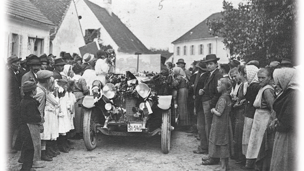 Fotografija: Apaški Nemci 5. avgusta 1920 pozdravljajo razmejitveno komisijo. FOTO: Deželni arhiv avstrijske Radgone (Stadtarchiv Bad Radkersburg)