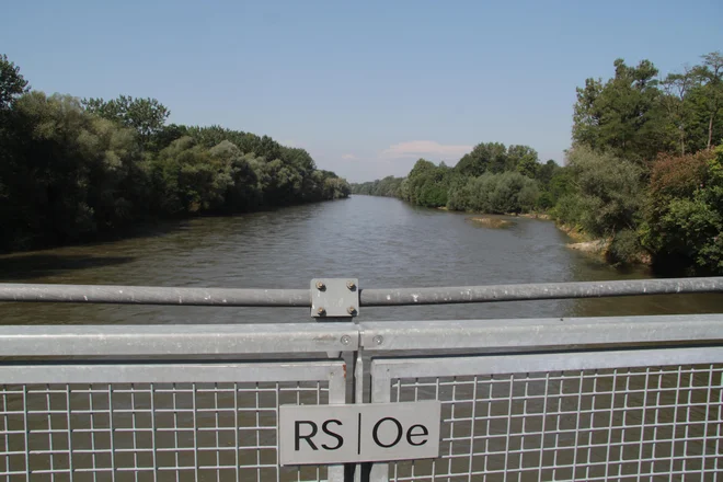 Most za pešce in kolesarje čez mejno reko Muro pri Črncih v Apaški dolini. FOTO Iztok Ilich