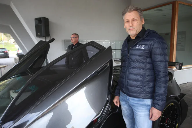 Aljoša Tušek, ustanovitej, solastnik in konstruktor ter Vili Pustotnik, kreativni direktor in solastnik podjetja Tushek Supercars. FOTO: Tadej Regent/Delo