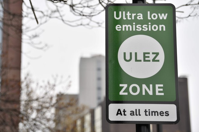 V Londonu so postavili nove oznake za cono z nizkimi emisijami, imenovano ULEZ (ultra-low emission zone). FOTO. AFP