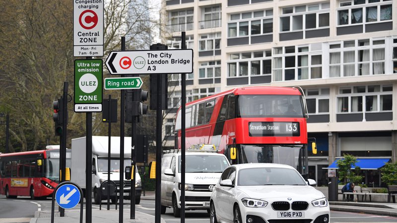 Fotografija: V Londonu želijo z novo dajatvijo za avtomobile z veliko izpusti izboljšati kakovost zraka. FOTO: AFP