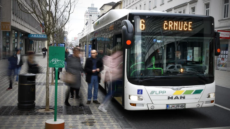Fotografija: S 1. aprilom se je podražil tudi prevoz z ljubljanskim potniškim prometom. Foto Blaž Samec/delo