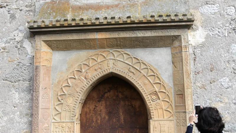 Mojster Gregor Ruckhenstain je v cerkvi na Dvoru vklesal enega najbolj okrašenih glavnih portalov leta 1544. FOTO Mavric Pivk/Delo