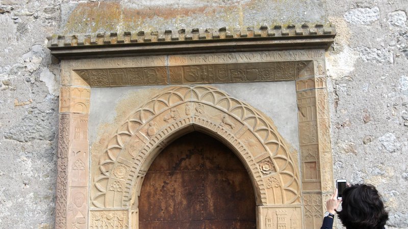 Fotografija: Mojster Gregor Ruckhenstain je v cerkvi na Dvoru vklesal enega najbolj okrašenih glavnih portalov leta 1544. FOTO Mavric Pivk/Delo