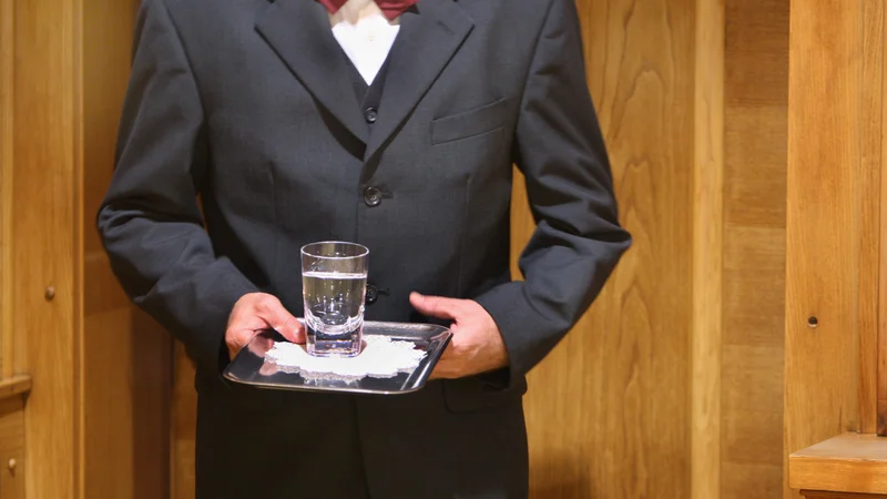 Fotografija: Če želi restavracija zaračunati postrežbo vode iz pipe, naj to jasno napiše v ceniku, nelogično pa je, da postrežbo vode iz pipe zavrne. FOTO: Jure Eržen