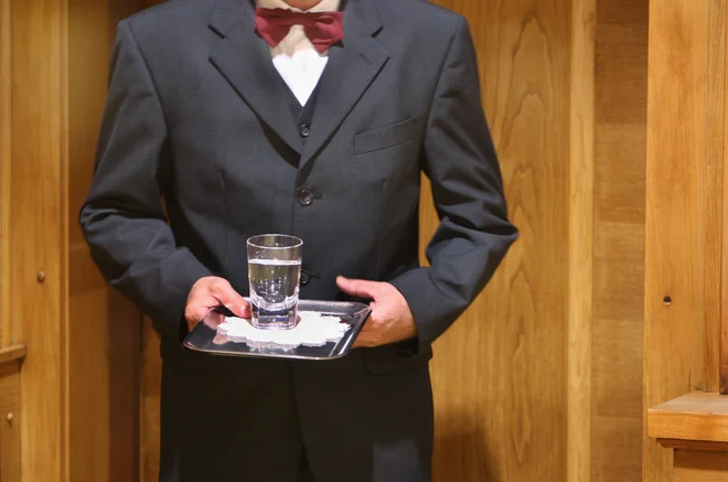 Če želi restavracija zaračunati postrežbo vode iz pipe, naj to jasno napiše v ceniku, nelogično pa je, da postrežbo vode iz pipe zavrne. FOTO: Jure Eržen