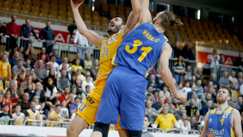 Fotografija: MVP finala 2. lige ABA Marko Jagodić Kuridža (z žogo) je bil vnovič učinkovit. FOTO: Roman Šipić