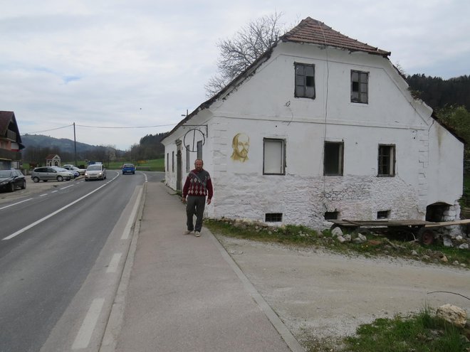 Slikar Tomaž Dernovšek Vinči pravi, da njegove stare kmečke hiše ne bo dovolil rušiti. FOTO: Bojan Rajšek/Delo