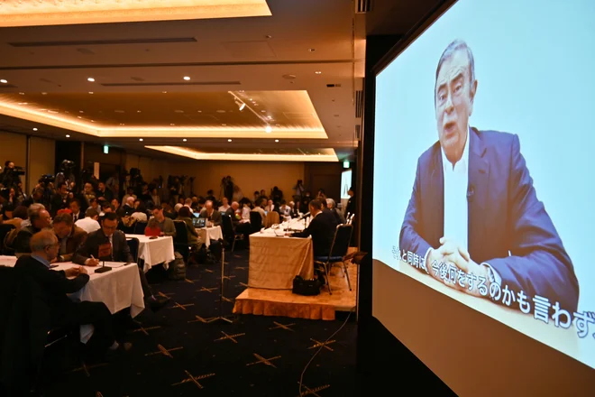 Posnetek so predvajali na novinarski konferenci. FOTO: AFP