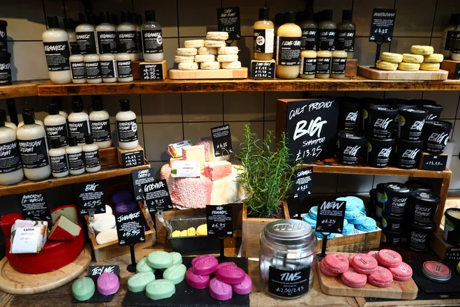 V podjetju Lush so se odločili, da na britanskem trgu s kupci ne bodo več komuniciral prek družbenih omrežij.&nbsp;FOTO: Neil Hall/Reuters