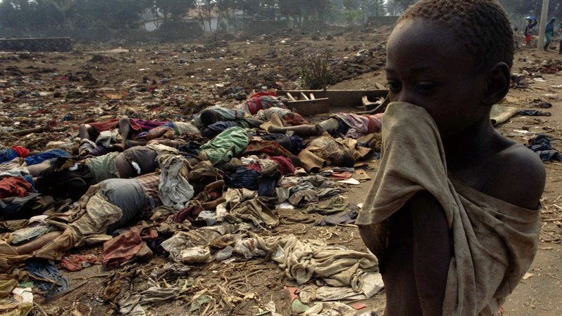Fotografija: Ruandski deček si zaradi smradu od trupel pokriva obraz 19. julija 1994. Foto Corinne Dufka