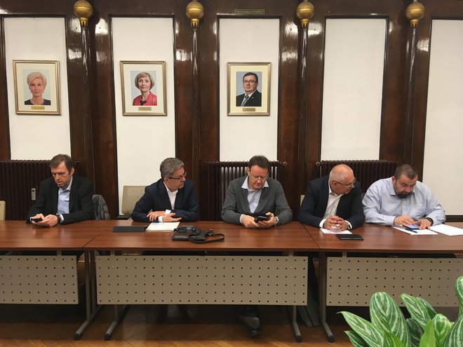 Predsednik Fidesa Konrad Kuštrin (drugi z leve) je ob najavi sestanka povedal, da se zdravniki ne čutijo odgovorne za krizne razmere. FOTO: Uroš Hočevar/Delo