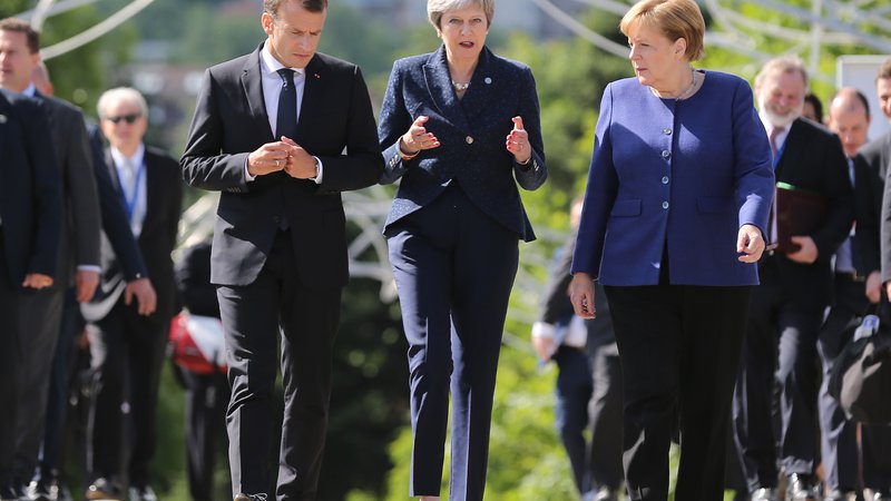 Fotografija: Emmanuel Macron, Theresa May in Angela Merkel se vsak po svoje zavedajo posledic, ki bi jih prinesla ponovna preložitev brexita. FOTO: Reuters
