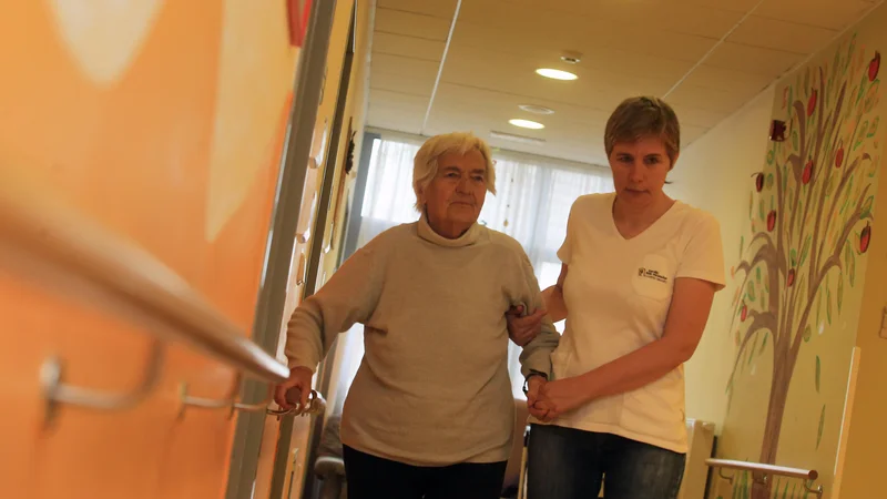 Sistem dolgotrajne oskrbe bo odločilno krojil kakovost življenja starostnikov in njihovih otrok. Foto Tadej Regent