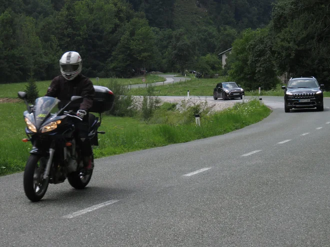 Spomladi je asfaltna površina hladna in ne omogoča optimalne oprijemljivosti pnevmatik, vozišča so še polna udarnih jam in peska od zime. Foto Blaž Račič