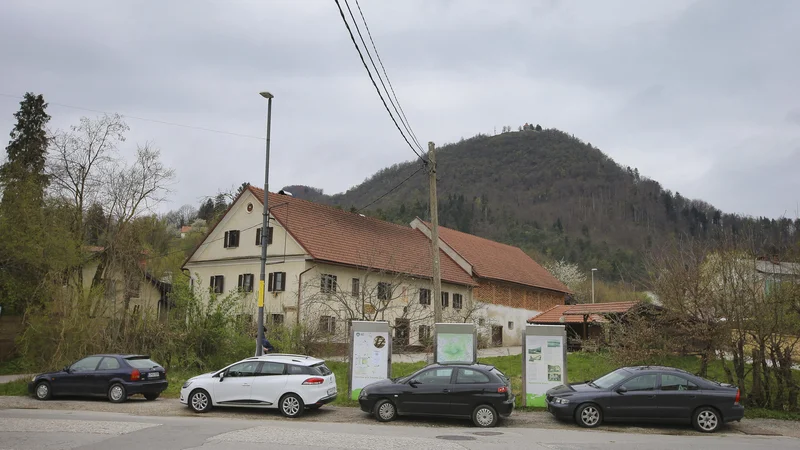 Fotografija: Zaparkirano središče Šmartnega pod Šmarno goro. FOTO Jože Suhadolnik/Delo