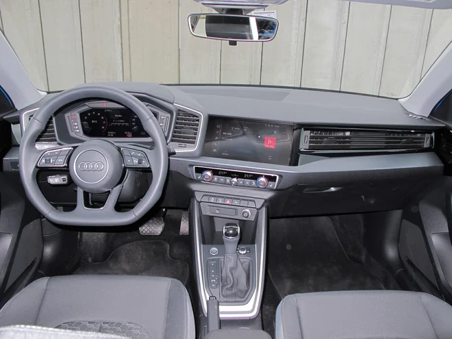 Voznikov delovni prostor je zgleden primer dobre ergonomije. FOTO: Blaž Kondža