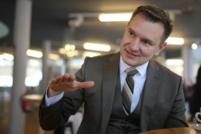 Kot pravi Matjaž Korman, je mogoče z električnimi avtomobili najbolj znižati izpust ogljikovega dioksida prodajne flote, vendar mora ustrezati tudi celoten koncept, ne le uporaba avtomobila in proizvodnja električne energije, temveč tudi način proizvodnje.<br />
<br />
Foto Tomi Lombar