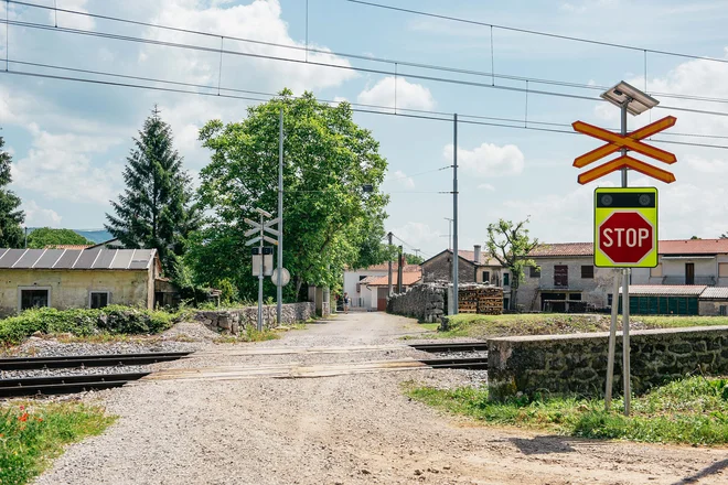 Sistemi COPS@rail, ki voznike s kontrastnimi tablami s prometnimi znaki Stop in rumeni utripalci dodatno opozarjajo na nivojske železniške prehode. FOTO: Arhiv Zavarovalnice Triglav