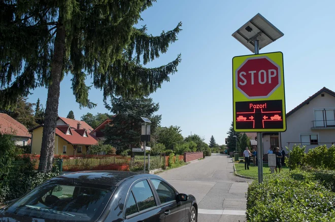 Opozorilni sistemi COPS@road, ki so individualno prilagojeni glede na posebnosti posameznega cestnega odseka. FOTO: Arhiv Zavarovalnice Triglav