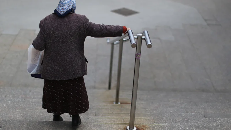 Fotografija: Več kot dvajset odstotkov starejših od 65 let živi v pomanjkanju. Foto Tomi Lombar