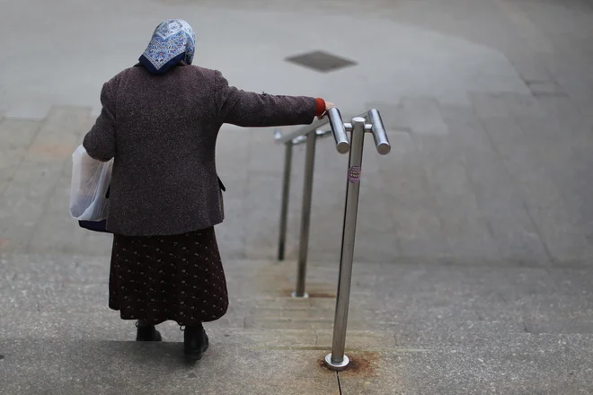 Več kot dvajset odstotkov starejših od 65 let živi v pomanjkanju. Foto Tomi Lombar