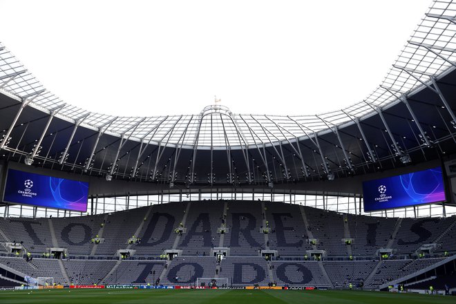 Najprej rekorden dobiček 130 milijono evrov, nato pa še otvoritev štadiona. Navijači Tottenhama se nadejajo, da je bila drevišnja prva četrtfinalna tekma lige prvakov le uvod v sijajno prihodnost. FOTO: Reuters