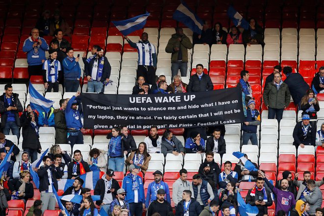 Del navijačev Porta je na Anfieldu opozoril Uefa na zaprtega Rui Pinta, avtorja »Footbal Leaks«, ki v Budimpešti čaka na izročitev Portugalski. FOTO: Reuters