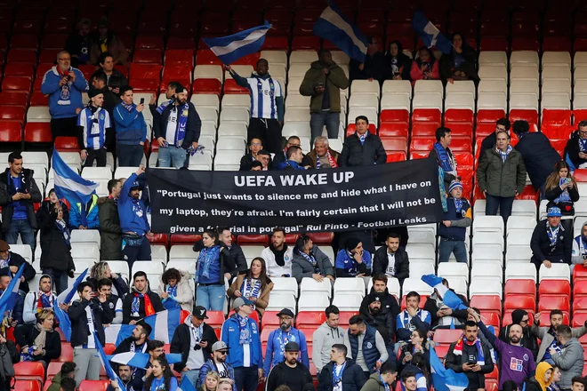 Del navijačev Porta je na Anfieldu opozoril Uefa na zaprtega Rui Pinta, avtorja »Footbal Leaks«, ki v Budimpešti čaka na izročitev Portugalski. FOTO: Reuters