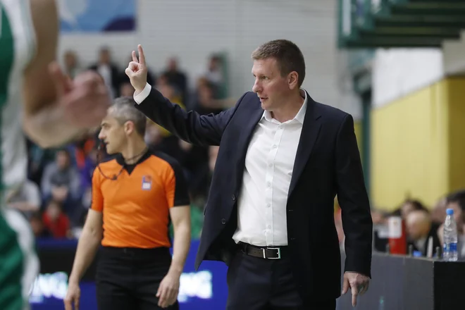 Simon Petrov zahteva od Krkinih košarkarjev zmago. FOTO: Leon Vidic