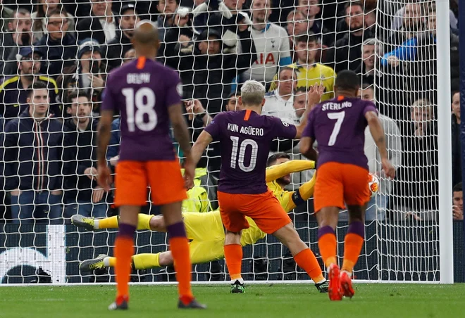 Francoz v vratih Tottenhama Hugo Lloris je prebral strel z bele točke Argentinca pri Manchester Cityju Sergia Agüera. FOTO: Reuters