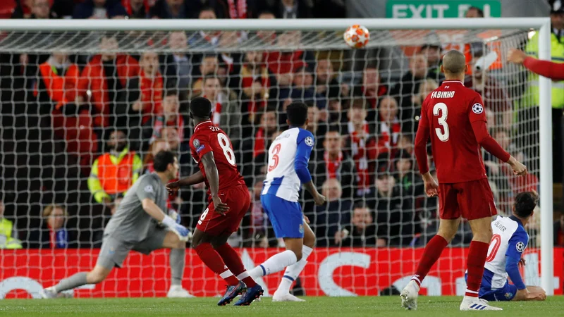 Fotografija: Naby Keita (levo) je že v 5. minut dvignil na noge navijače Liverpoola. FOTO: Reuters