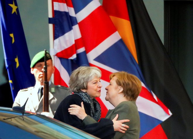 Britanska premierka na obisku pri nemški kanclerki Angeli Merkel. FOTO: REUTERS/Hannibal Hanschke
