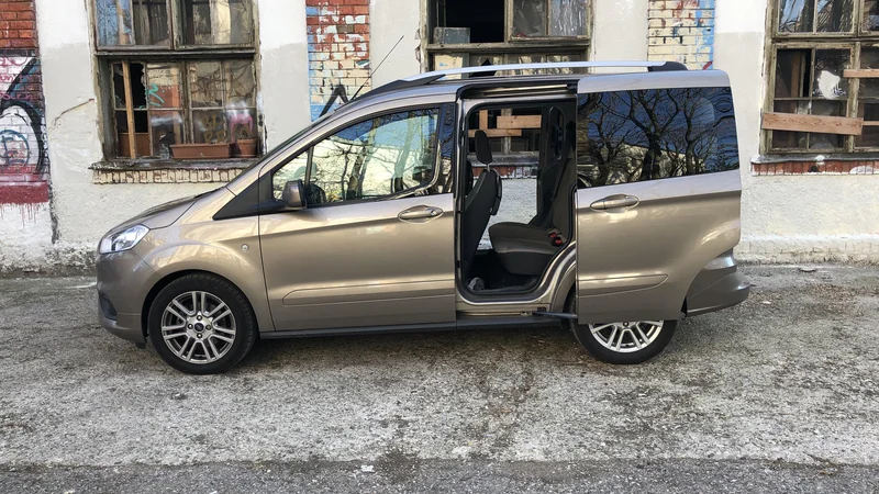 Fotografija: Do druge klopi se dostopa skozi drsna vrata, kar je idealno pri parkiranju na tesnih prostorih. Foto Aljaž Vrabec
