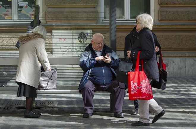 Tehnologija je lahko most za ponovno združevanje generacij, poudarja 77-letna Britanka Valerie Wood-Gaiger, znana tudi kot babica Valerie. Foto Jože Suhadolnik