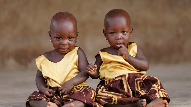 Fotografija: Portret enojajčnih dvojčic Taiwe in Kehinde Adejare, ki sta se rodili v nigerijskem mestu Igbo Ora. Foto Afolabi Sotunde Reuters