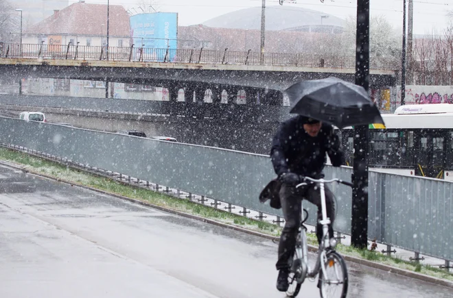 V Ljubljani je letos nazadnje snežilo sredi marca. Tokrat naj v Ljubljani ne bi padal sneg, bo pa v krajih do 800 metrov nadmorske višine,&nbsp;v južni Sloveniji pa lahko sneg pada tudi nižje.&nbsp;FOTO: Ema Nemanič/Delo