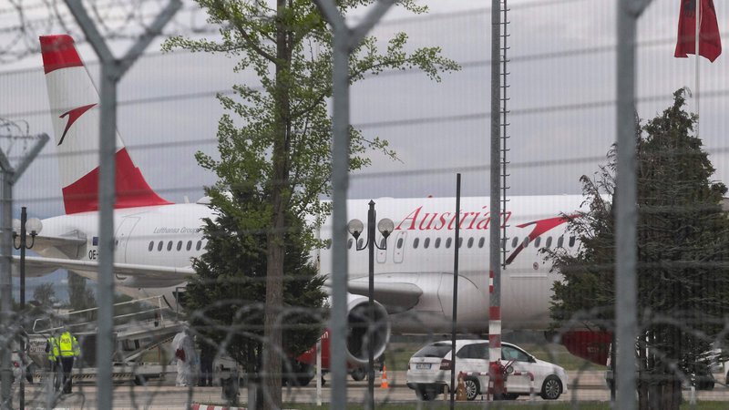 Fotografija: Družba Austrian Arilines se je zaradi incidenta odločila, da do nadaljnjega ukine transport denarja iz Tirane na Dunaj. FOTO: AFP