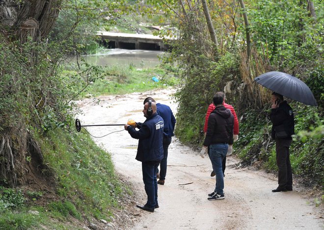 Forenziki iščejo dokaze v vasi blizu albanske prestolnice, kjer je policija našla sledi za roparji. FOTO: Shkullaku/AFP