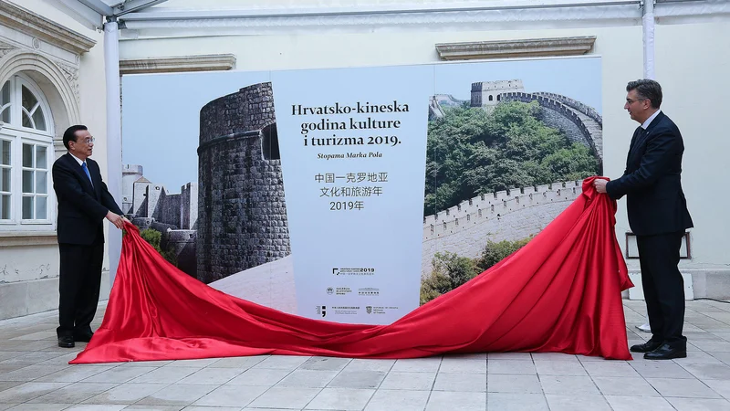 Fotografija: Kitajski premier Li Keqiang (levo) in njegov hrvaški gostitelj Andrej Plenković sta odprla tudi hrvaško-kitajsko leto kulture in turizma. FOTO: Davor Pongračić/Cropix