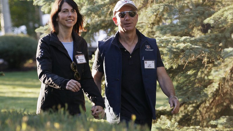 Fotografija: Najbogatejšega človeka na svetu Jeffa Bezosa (na fotografiji levo) je ločitev od žene MacKenzie (desno) olajšala za 31 milijard evrov. FOTO: Reuters