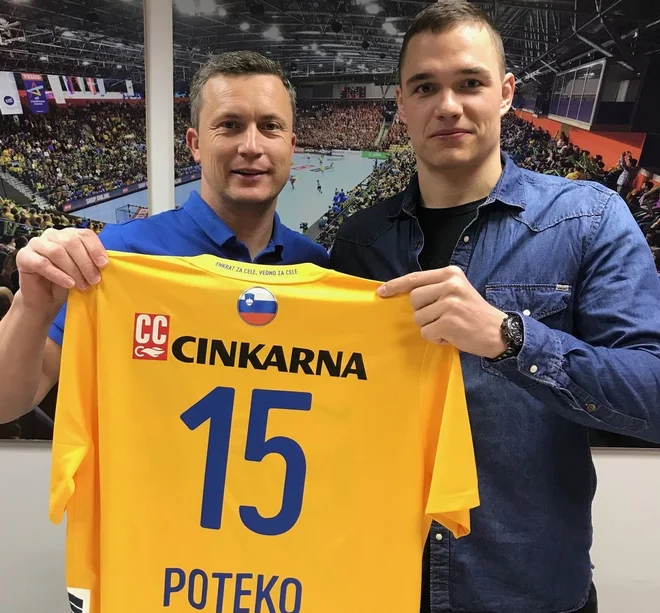 Direktor Rok Plankelj je Vidu Poteku izročil nov dres. FOTO: RK CPL