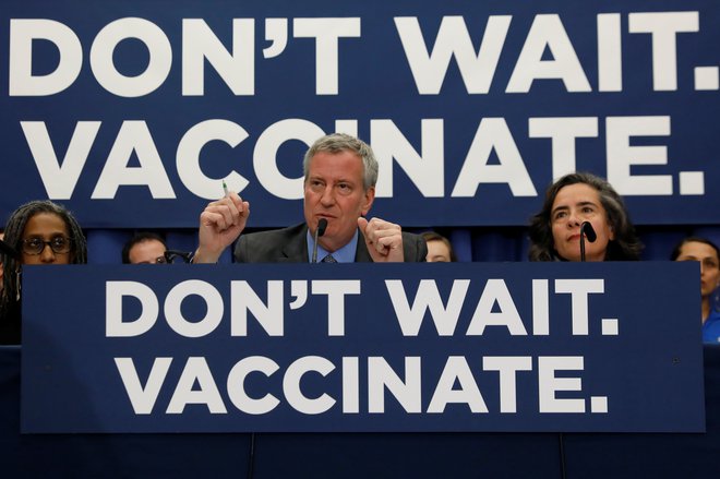 Newyorški župan Bill de Blasio je poudaril, da je cepivo proti ošpicam varno in učinkovito. FOTO: Reuters