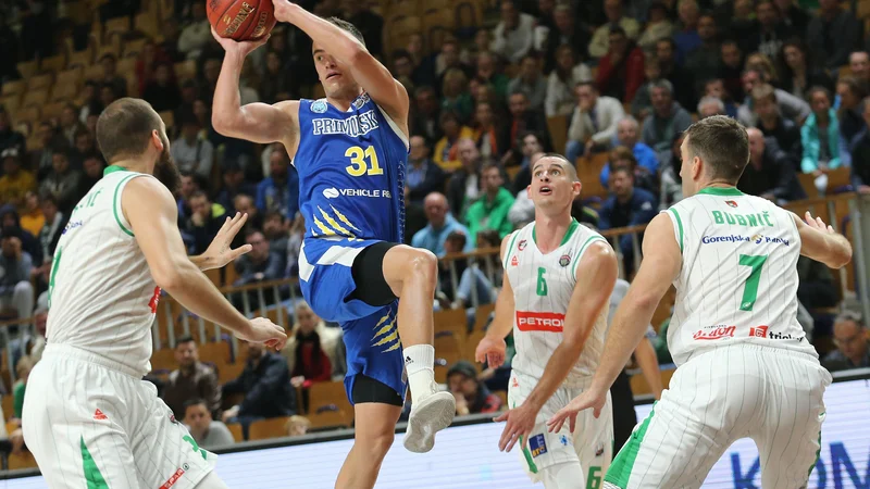 Fotografija: Žan Mark Šiško (z žogo) bo s Sixtom Primorsko znoiva gostoval v Tivoliju. FOTO: Tomi Lombar/delo