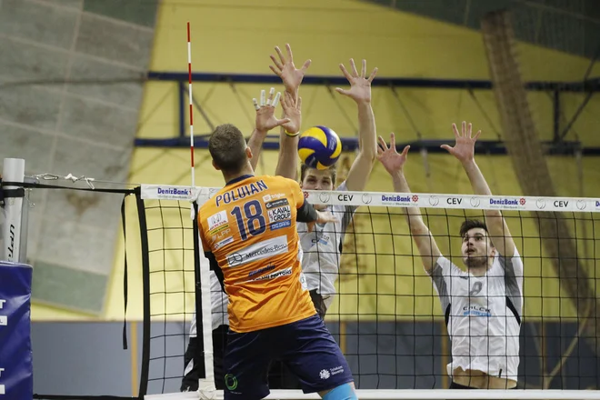 Kamniški blok je trikrat uspešno zaustavil Timo Polujana, naposled pa je Ukrajinec ravno z blokom odločil tekmo. FOTO: Leon Vidic