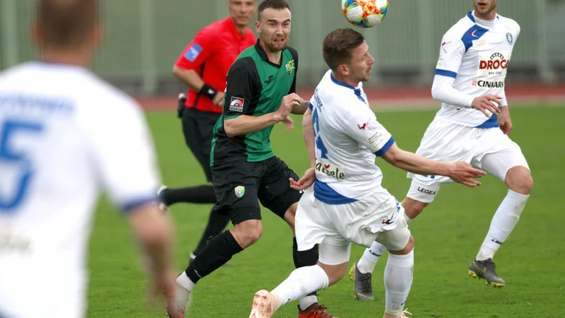 Fotografija: Celjani (v belih dresih) so v Velenju izkoristili prednost igralca več in še tretjič v sezoni premagali šaleškega tekmeca. FOTO: Roman Šipić/Delo