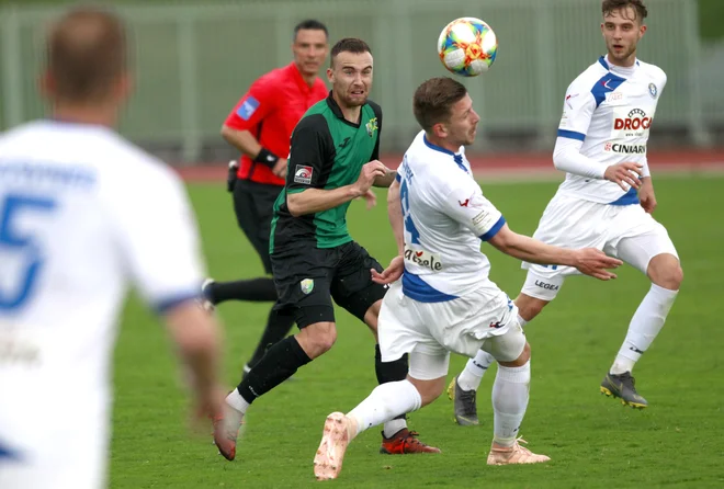 Celjani (v belih dresih) so v Velenju izkoristili prednost igralca več in še tretjič v sezoni premagali šaleškega tekmeca. FOTO: Roman Šipić/Delo
