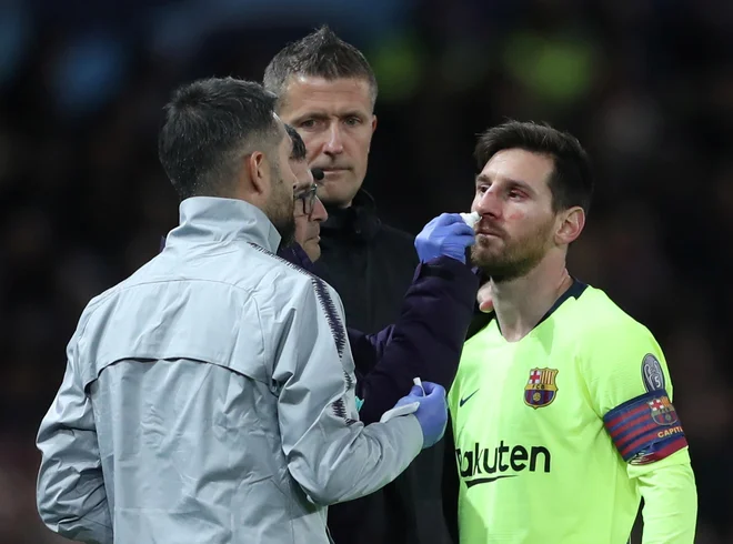 Messi je med tekmo potreboval zdravniško pomoč. FOTO: Reuters