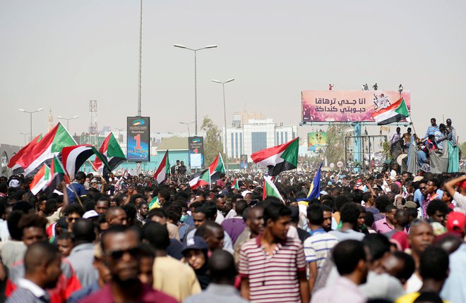 Protestniki so se zbrali pred sedežem vojske v Kartumu. Tisoči so vzklikali, da je režima konec. FOTO: Reuters
